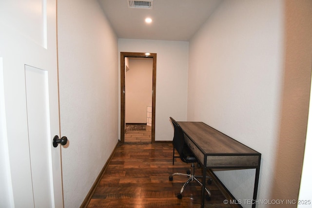 home office featuring dark wood-style floors, recessed lighting, visible vents, and baseboards