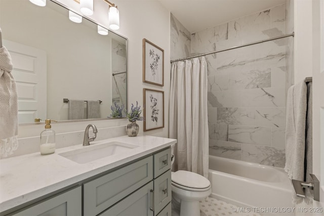 full bath with shower / tub combo with curtain, vanity, and toilet