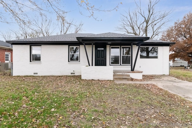 view of front facade featuring brick siding, crawl space, a shingled roof, and a front yard