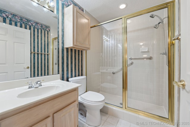 full bathroom with a textured ceiling, a shower stall, toilet, and wallpapered walls