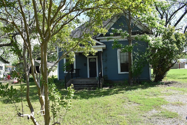 view of front of property featuring a front lawn