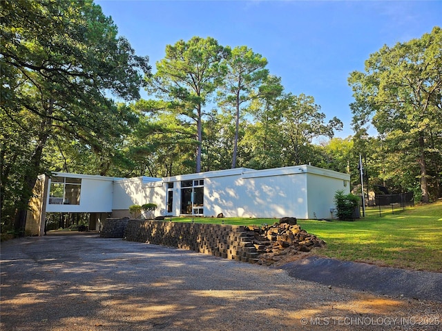 view of front facade with a front yard and fence