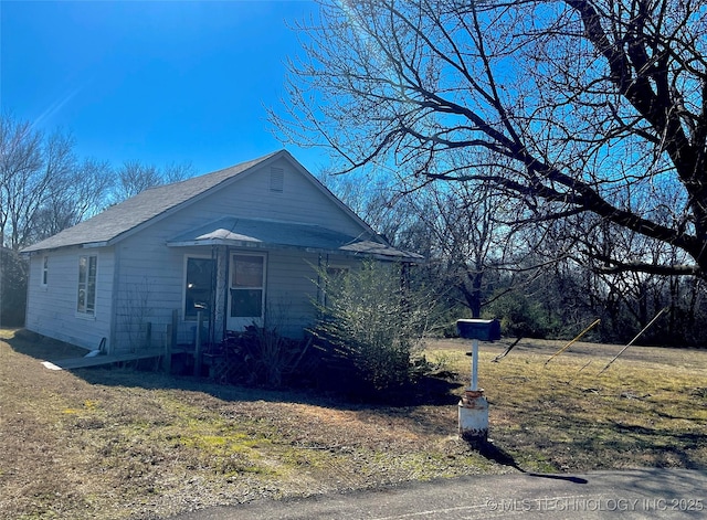 view of front of property with a shingled roof