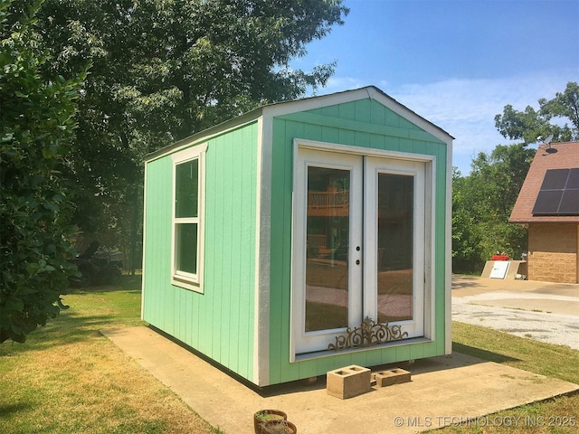 view of outdoor structure featuring an outbuilding