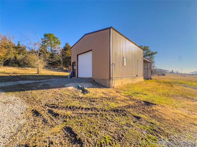 view of outdoor structure featuring an outbuilding