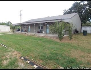 view of front of home featuring a front lawn