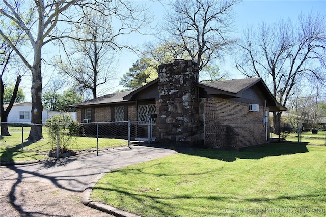 view of front of house with fence, a front lawn, and brick siding