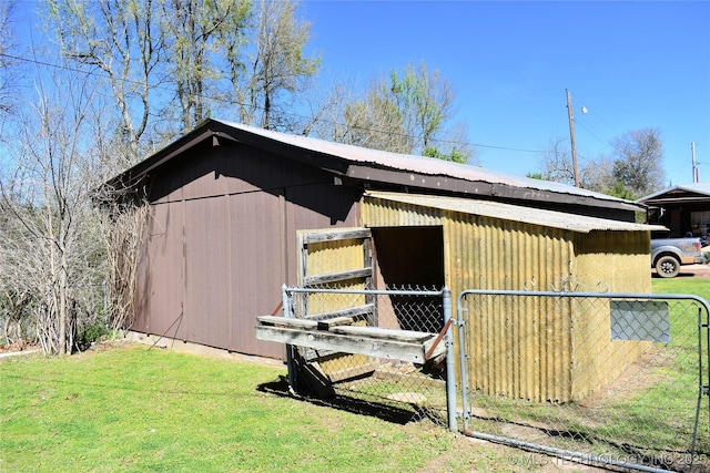 view of outdoor structure with an outbuilding