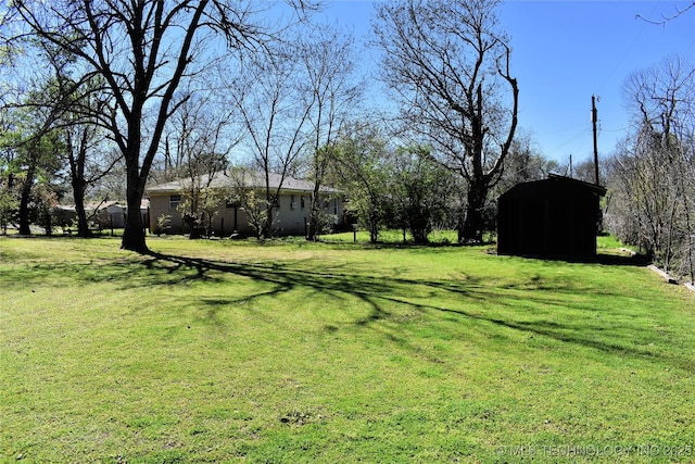 view of yard featuring an outbuilding