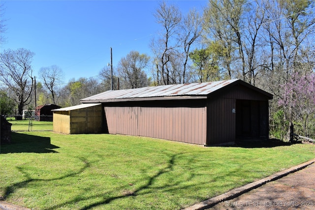 view of pole building featuring a yard