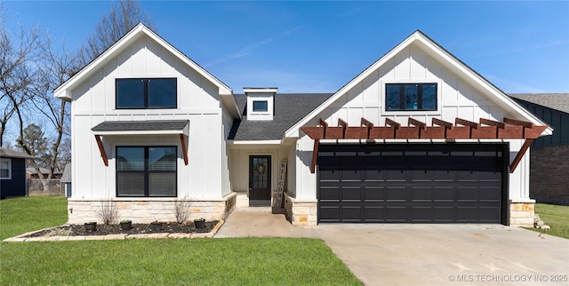 modern inspired farmhouse featuring a shingled roof, board and batten siding, and a front lawn