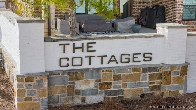 view of community / neighborhood sign