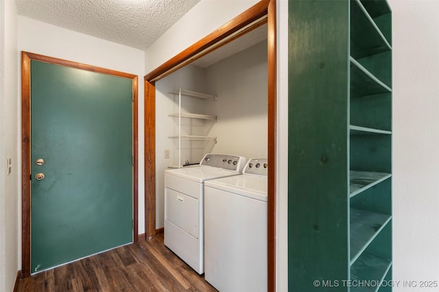 laundry area with a textured ceiling, dark wood-style flooring, and independent washer and dryer