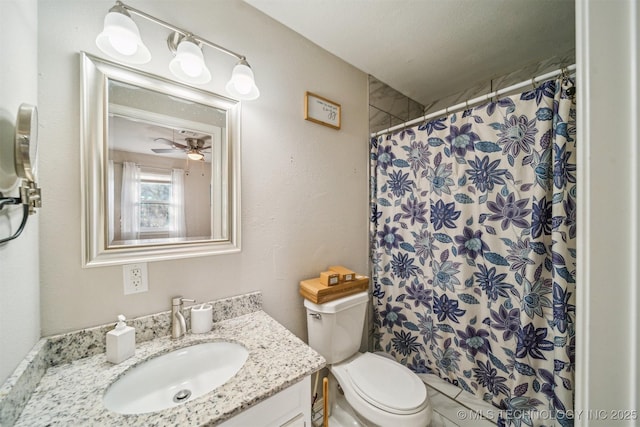 full bath with toilet, ceiling fan, vanity, and a shower with curtain