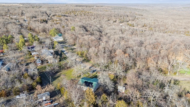 birds eye view of property featuring a forest view