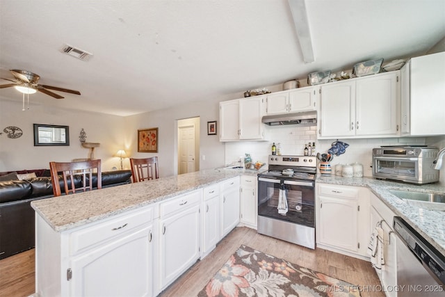 kitchen featuring stainless steel appliances, visible vents, open floor plan, a peninsula, and under cabinet range hood