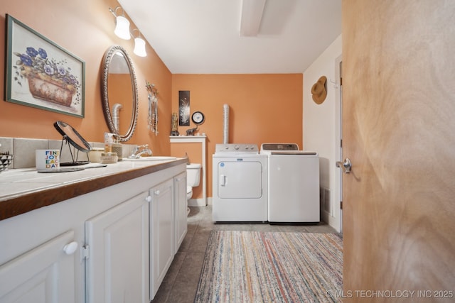 3126 E 490th Rd, Pryor, OK 74361 - laundry room with washing machine and clothes dryer, laundry area, a sink, tile patterned floors, and visible vents