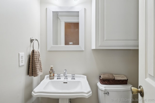 bathroom featuring a sink and toilet