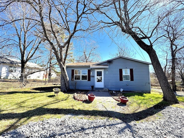 view of front of home featuring driveway and a front lawn