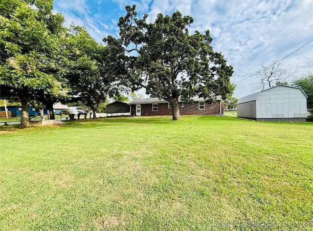 view of yard with an outdoor structure