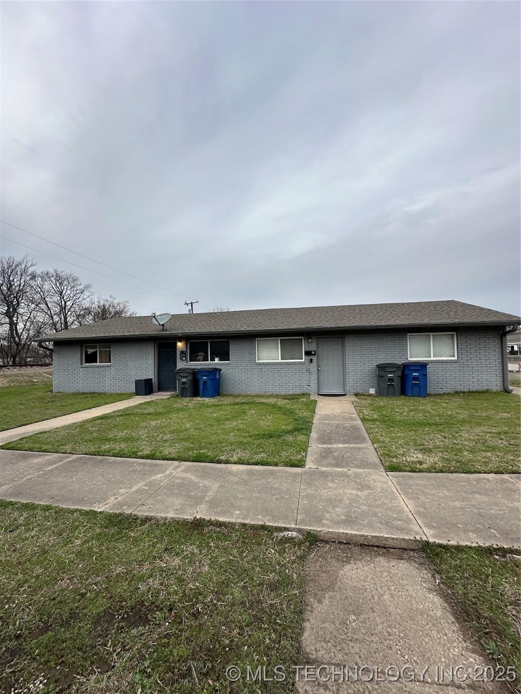 single story home with a front yard