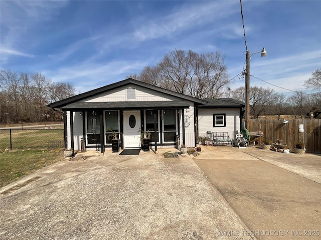 view of front of house with fence and driveway