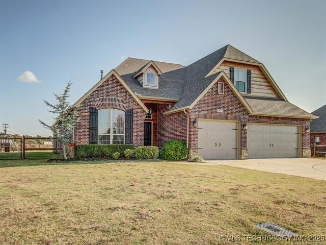 view of front of property featuring brick siding, fence, and a front yard