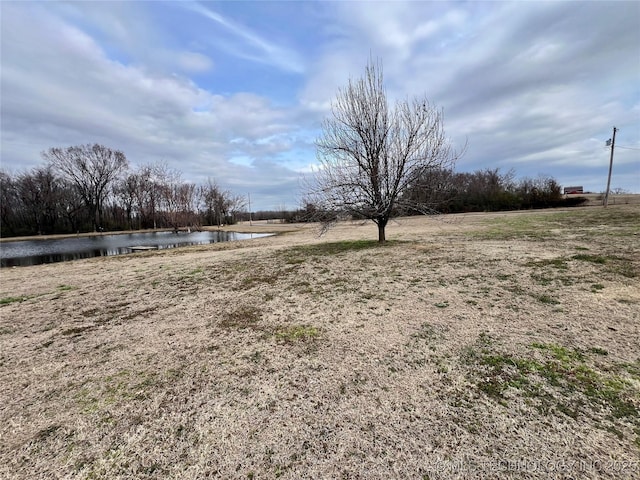 view of yard featuring a water view