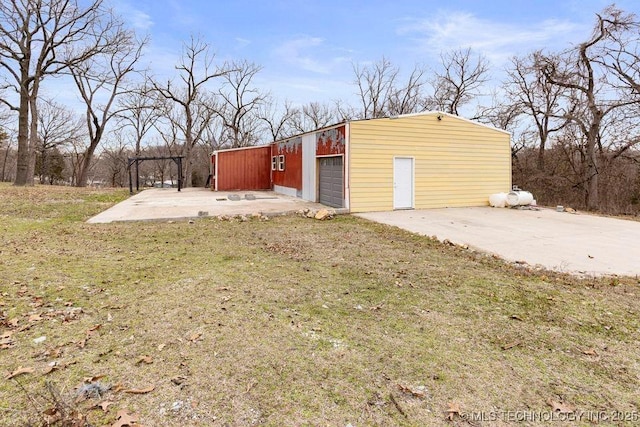 view of yard featuring a garage and an outdoor structure