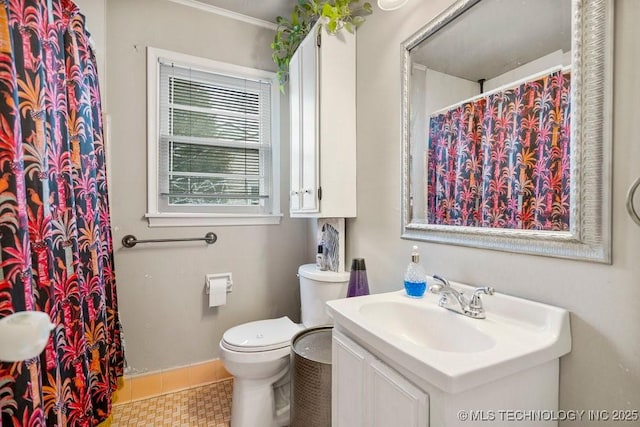 bathroom with curtained shower, baseboards, vanity, and toilet