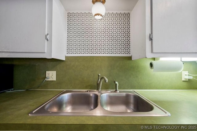 kitchen with backsplash and a sink