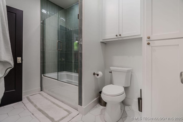 full bath featuring baseboards, enclosed tub / shower combo, toilet, and tile patterned floors