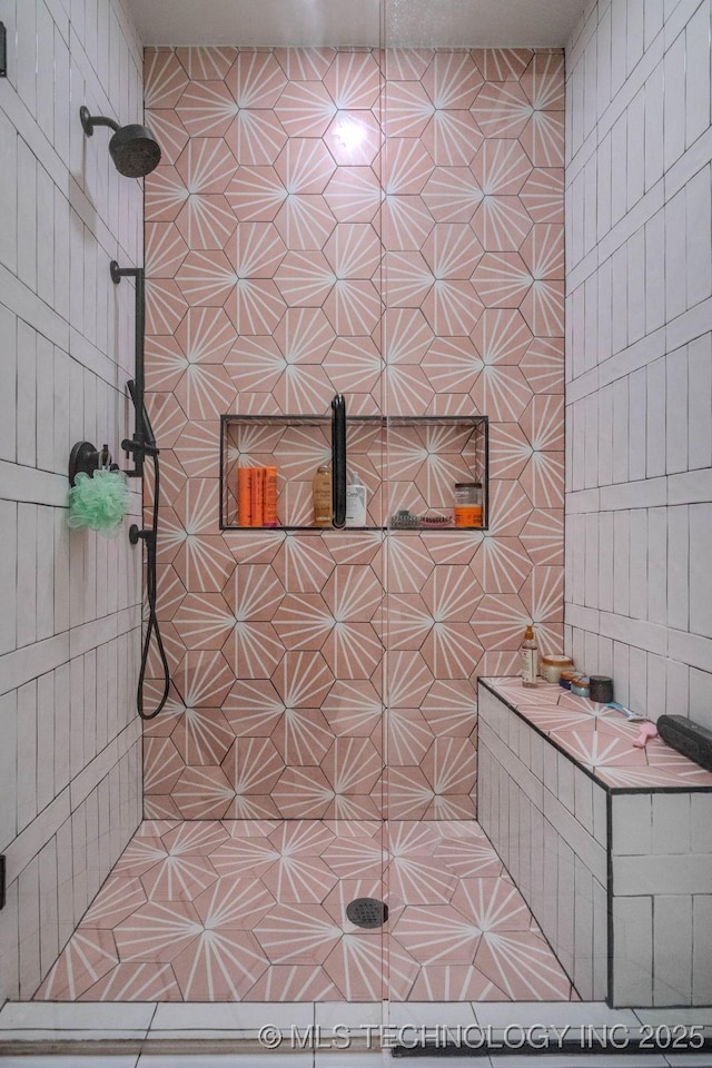 bathroom featuring a tile shower