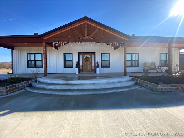 view of front of property