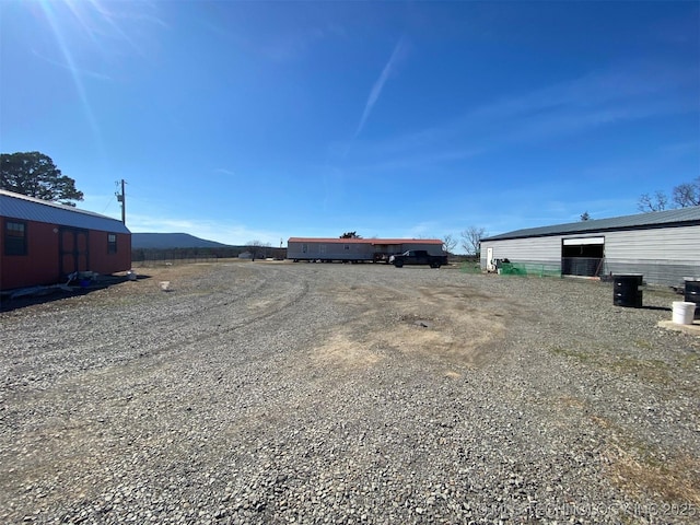 view of yard featuring an outbuilding