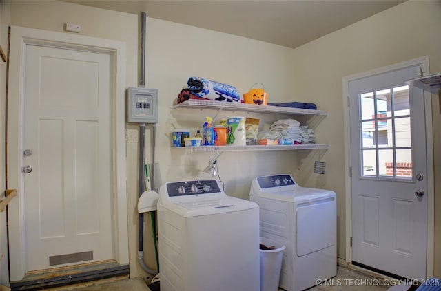 washroom with laundry area and washer and clothes dryer