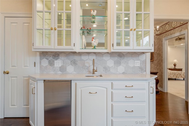 bar with a sink, fridge, decorative backsplash, and dark wood-style flooring