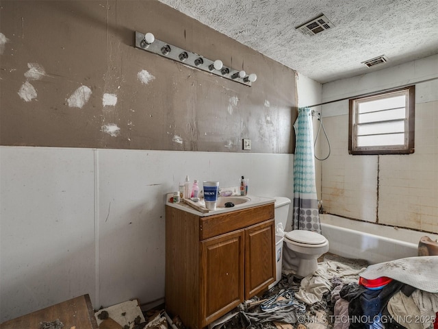 full bathroom featuring toilet, shower / tub combo, visible vents, and a textured ceiling