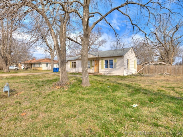 view of front facade featuring a front yard and fence