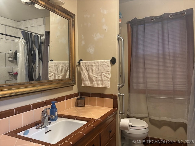 full bathroom with decorative backsplash, a shower with curtain, vanity, and toilet