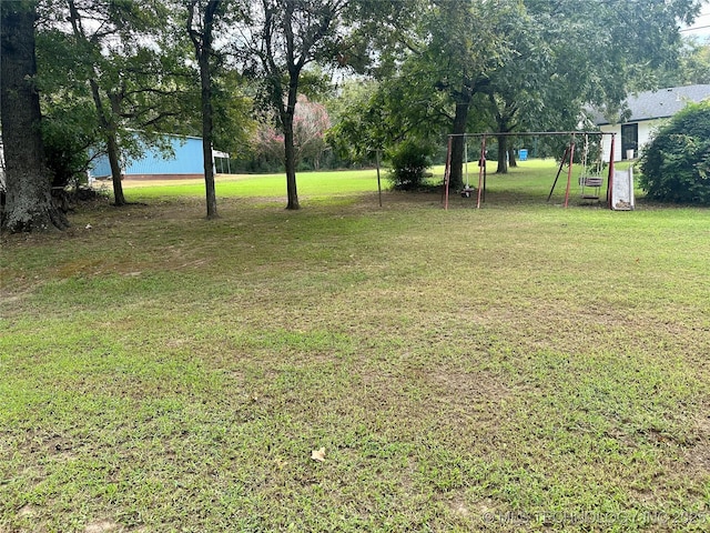 view of yard featuring a carport