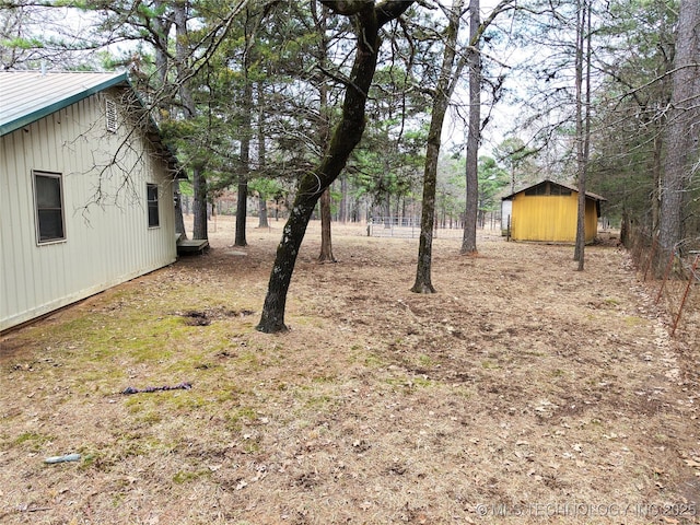 view of yard featuring an outbuilding