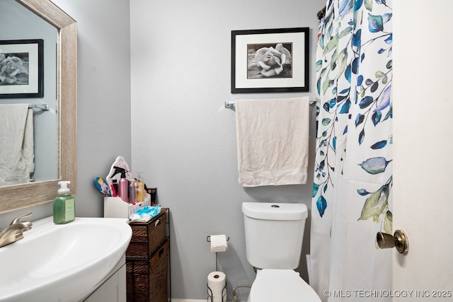 full bath featuring toilet, curtained shower, and vanity