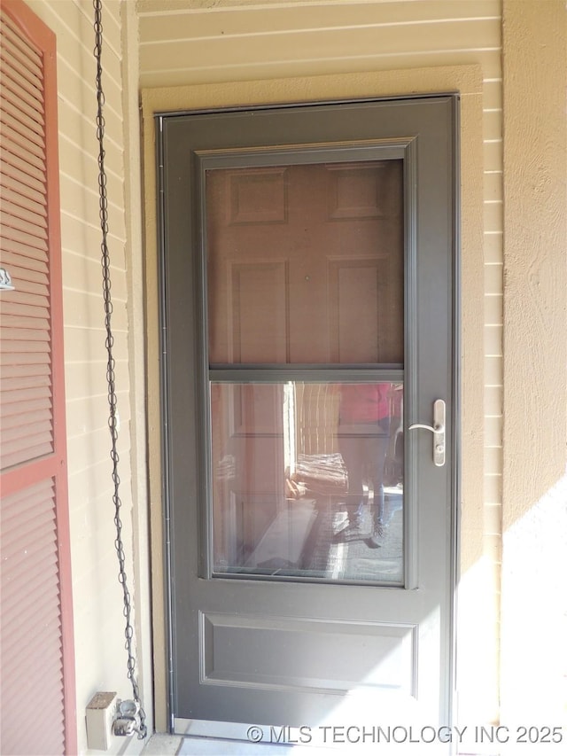 view of exterior entry with stucco siding