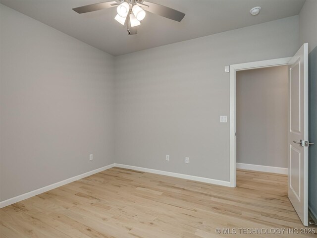 unfurnished room featuring light wood-style floors, baseboards, and a ceiling fan