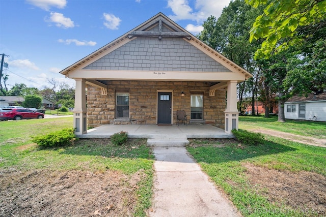 view of front facade featuring a porch and a front lawn