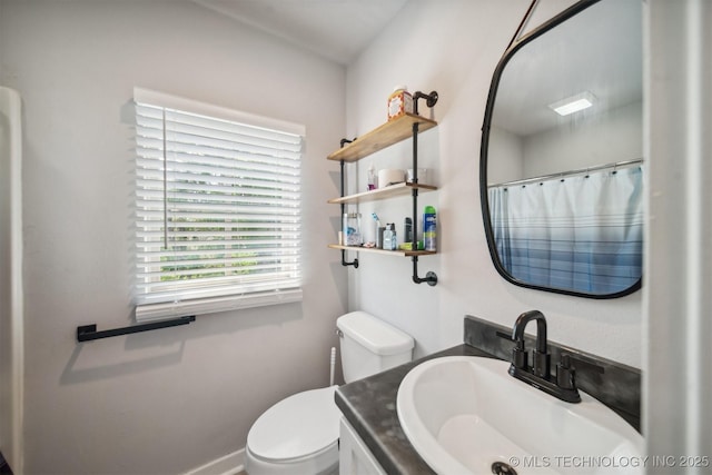 bathroom with toilet, a shower with curtain, and vanity