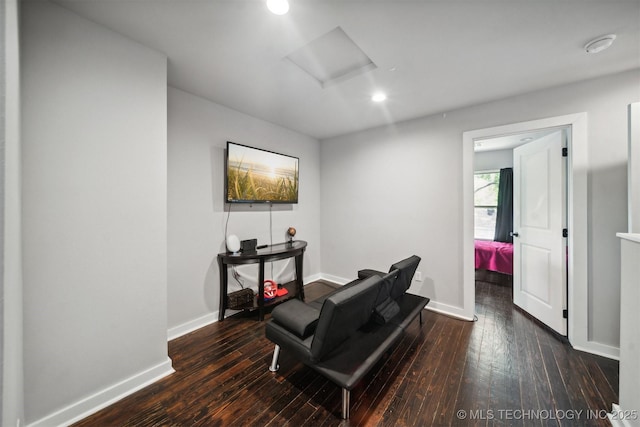 living area featuring attic access, recessed lighting, baseboards, and hardwood / wood-style flooring