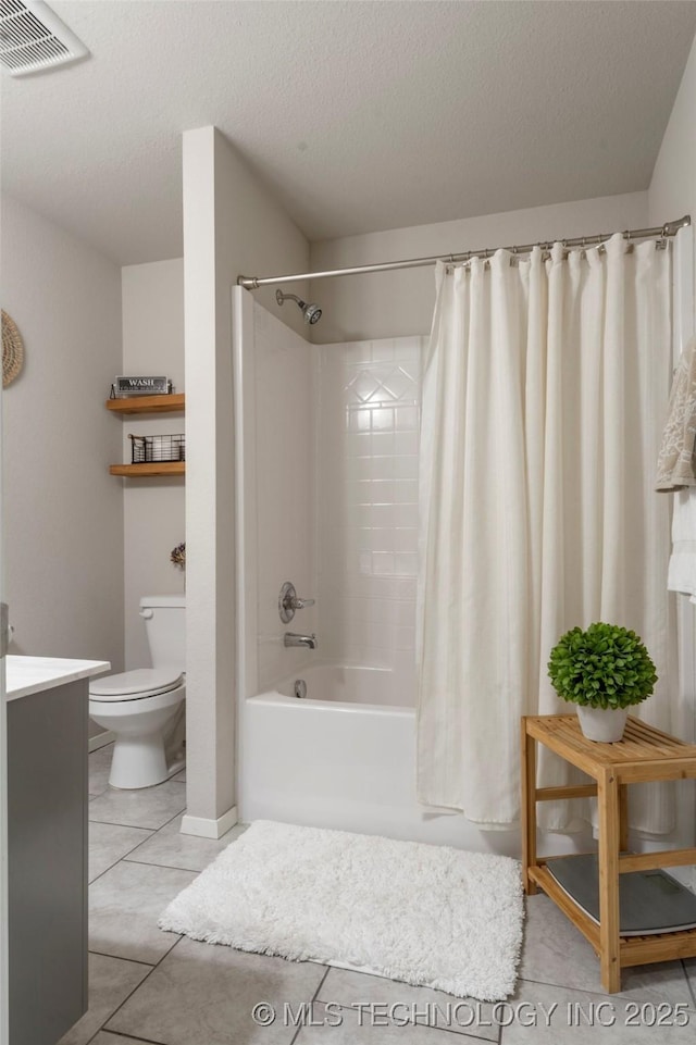 full bath with a textured ceiling, toilet, vanity, visible vents, and shower / bath combo