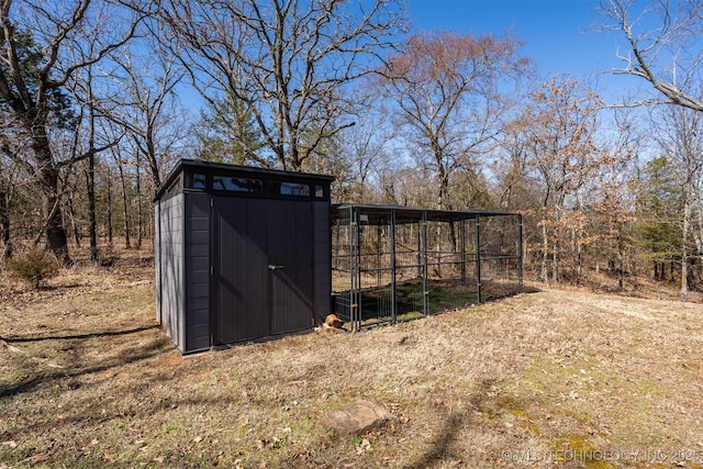 view of outdoor structure with an outbuilding